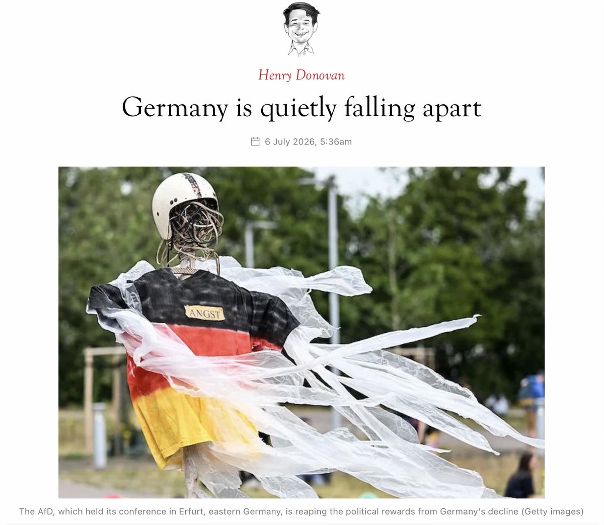 MissEve0109's tweet photo. Übersetzung des Artikels im „The Spectator“ (UK) vom 06. Juli 2026:

In Deutschland fahren die Züge nicht mehr pünktlich, Brücken werden aus Sicherheitsgründen gesperrt, und der größte Automobilhersteller des Landes, Volkswagen, streicht ein Sechstel seiner Belegschaft. Die Reaktion der Regierung kommt einem Achselzucken gleich, das als Reform verkauft wird. Es wirkt, als befände sich Deutschland in einer anhaltenden Krise, und die AfD scheint davon politisch zu profitieren.

"Warum scheint ein Land, das sich noch immer als Europas wirtschaftlicher Motor versteht, die Fähigkeit verloren zu haben, seine eigenen Brücken zu reparieren?"

Nehmen wir die Bahn, die berüchtigte Deutsche Bahn. Vor wenigen Wochen kam sie vollständig zum Erliegen. Kein einziger Zug im Land fuhr, weil das Funksystem, über das Lokführer mit den Stellwerken kommunizieren, ein System, das seinem Geist nach, wenn auch nicht seiner Technik nach, noch aus der Kaiserzeit zu stammen scheint, schlicht ausfiel. Mehrere Stunden lang bewegte sich auf den Schienen der größten Volkswirtschaft Europas nichts.

Gestrandete Fahrgäste reagierten gegenüber Reportern mit einem Achselzucken, als sie nach ihrer Meinung gefragt wurden. So sei die Deutsche Bahn eben, sagten mehrere mit der müden Resignation von Menschen, die über das Wetter sprechen und nicht über das Versagen einer nationalen Infrastruktur. Diese Reaktion sagt mehr über die gegenwärtige Stimmung in Deutschland aus als der Ausfall selbst. Es ist keine Wut. Es ist Fatalismus.

Verkehrsminister Patrick Schnieder reagierte mit der Floskel, zu der Politiker in Krisen gern greifen: Er forderte eine „umfassende Aufklärung“. Dass Schnieder, nominell verantwortlich für eines der bedeutendsten Ressorts der Bundesregierung, der deutschen Öffentlichkeit nahezu unbekannt ist, zeigt, wie wenig Aufmerksamkeit seinem Amt inzwischen zukommt. Niemand erwartet von ihm, dass er etwas repariert. Eigentlich erwartet das niemand mehr von irgendjemandem.

Ein Blick auf die übrigen Nachrichten des vergangenen Monats: Der neue Stuttgarter Hauptbahnhof, ein Projekt, an dem seit mehr als zwei Jahrzehnten gebaut wird, soll nun erst 2031 eröffnet werden, zehn Jahre später als ursprünglich geplant, und selbst das gilt noch als optimistische Annahme. Das sorgte kaum noch für Schlagzeilen, weil in Deutschland kaum jemand glaubt, dass Stuttgart 21 jemals planmäßig fertiggestellt wird. Man hat einfach aufgehört, mitzuzählen.

Dann wurde die Rheinbrücke der Autobahn A565 bei Bonn – eine zentrale Ost-West-Verbindung durch eine der verkehrsreichsten Regionen des Landes – ohne Vorwarnung gesperrt, weil ihre Bausubstanz nicht mehr sicher war. In Nordrhein-Westfalen, dem industriellen Kernland der Bundesrepublik, gilt inzwischen jede dritte Autobahnbrücke als sanierungsbedürftig. Ganz typisch werden notwendige Arbeiten so lange hinausgezögert, bis die Gefahr so groß wird, dass Brücken gelegentlich noch am Tag der Feststellung des Mangels geschlossen werden müssen. Auch diese Nachricht nimmt die Öffentlichkeit mit einem Achselzucken hin.

Unterdessen bereitet Volkswagen, dessen Name nahezu synonym für die deutsche Industrie steht, Berichten zufolge den Abbau von 100.000 seiner weltweit 600.000 Arbeitsplätze vor. Vier Werke in Deutschland stehen zur Disposition. Gewerkschaften und SPD machen das Management verantwortlich. Sinnvoller wäre es ihrer Ansicht nach vielleicht, einen Dekarbonisierungsfahrplan zu kritisieren, der so ehrgeizig war, und ein Verbot von Verbrennungsmotoren, das so starr war, dass deutsche Autobauer schutzlos dastanden, als günstigere chinesische Elektroautos auf den Markt kamen. Natürlich wird das in der Regierung niemand offen eingestehen. Die Kurskorrektur erfolgt – wenn überhaupt – nur widerwillig und halbherzig.

Es lohnt sich, über die Bedeutung all dessen nachzudenken, denn es handelt sich nicht nur um einen schlechten Monat. „Vorsprung durch Technik“ war nicht bloß ein Audi-Werbeslogan; es war das Selbstbild einer ganzen Nation – eines Landes, das auf zwei Säulen ruhte: einer leistungsfähigen Infrastruktur und einer Industrie, die ingenieurtechnische Spitzenleistungen mit echter Innovation verband. 

Das Deutsche Institut für Wirtschaftsforschung verfolgt seit mehr als einem Jahrzehnt, wie viele Unternehmen sich durch marode Straßen und Schienen ausgebremst fühlen. 2013 sagten das 59 Prozent. Heute sind es 84 Prozent, wobei der Anteil der Unternehmen, die von schweren Beeinträchtigungen berichten, seit 2018 deutlich gestiegen ist. Jeder verspätete Zug und jede gesperrte Brücke wirken – nüchtern betrachtet – wie eine zusätzliche Belastung für das deutsche Wirtschaftswachstum.

Berlins Antwort darauf bestand, begleitet von viel Eigenlob, in einem Paket aus Renten- und Steuerreformen, für das sich die Regierungsparteien in den vergangenen zwei Wochen selbst gefeiert haben, während große Teile der Presse einstimmten. Die Reformen waren überfällig; sie modernisieren einen Sozialstaat, der – ähnlich wie die Signaltechnik der Bahn – noch immer zu viele Strukturen aus der Kaiserzeit in sich trägt. Doch die Umverteilung deutschen Wohlstands zu modernisieren, ist nicht dasselbe wie neuen Wohlstand zu schaffen. Und genau das ist das Problem, dem sich in Berlin niemand stellen möchte.

Schaut man genauer hin, schrumpft der Reformanspruch jedoch schnell zusammen. Die zentrale Steuerentlastung entspricht kaum mehr als dem Inflationsausgleich, den das Bundesverfassungsgericht ohnehin bereits verlangt hatte. Der angekündigte Bürokratieabbau – weniger Berichtspflichten, schnellere Genehmigungen – ist zwar zu begrüßen, steht aber neben einer neuen staatlichen Wohnungsbaugesellschaft und einem weiter ausgebauten Subventionssystem. Das untergräbt den Eindruck, Berlin wolle seine Rolle in der Wirtschaft tatsächlich verkleinern. Zu den Energiepreisen – dem wohl größten Wettbewerbsnachteil der deutschen Industrie – sagt das Paket nahezu nichts.

Nehmen wir Niedersachsens Ministerpräsidenten Olaf Lies, dessen Bundesland an Volkswagen beteiligt ist. Während chinesische Hersteller Volkswagen erhebliche Marktanteile abnehmen, lautet seine Antwort Protektionismus: Chinesische Autobauer sollen aus Europa ferngehalten werden, anstatt zu fragen, warum deutsche Hersteller aus eigener Kraft nicht mehr konkurrenzfähig sind. Es ist immer derselbe Reflex: mehr Regulierung, mehr Staat, weniger Markt, weniger Wettbewerb. Dieser Ansatz eignet sich gut, um den Niedergang zu erklären – aber schlecht, um ihn umzukehren.

Bundeskanzler Friedrich Merz trat sein Amt mit dem Versprechen eines „großen Sprungs nach vorn“ für die Wettbewerbsfähigkeit Deutschlands an – eine Formulierung, deren bekanntester früherer Urheber Mao war, der sein Land damit in eine Hungersnot führte; allerdings darf man annehmen, dass Merz den Ausdruck deutlich wohlwollender gemeint hat. Geliefert hat er bislang ein Reformpaket, das den kleinsten gemeinsamen Nenner zweier widerwilliger Koalitionspartner darstellt: sinnvoll, soweit es reicht, aber bei Weitem nicht groß genug für die strukturelle Krise, in der sich Deutschland befindet – möglicherweise die tiefste seit Gründung der Bundesrepublik.

All das bleibt politisch nicht ohne Folgen. Die AfD, die an diesem Wochenende ihren Parteitag abhielt, gilt nach allgemeiner Einschätzung als kaum noch aufzuhalten. Warum, ist leicht nachzuvollziehen: Ein Land, das erlebt, wie seine Züge stehenbleiben, seine Brücken gesperrt werden und sein bedeutendster Industriekonzern ein Sechstel seiner Arbeitsplätze abbaut, während sich die Regierung für eine Steueranpassung lobt, die kaum über den Inflationsausgleich hinausgeht, ist empfänglich für jene, die versprechen, den Verfall überhaupt erst einmal zur Kenntnis zu nehmen.

Doch die drängendere und zugleich vernichtendere Frage lautet: Warum scheint ein Land, das sich noch immer als Europas wirtschaftlicher Motor versteht, die Fähigkeit verloren zu haben, seine eigenen Brücken zu reparieren? Das scheint symptomatisch für den gegenwärtigen Zustand Deutschlands zu sein.

Das Land, das einst den „Vorsprung durch Technik“ in die Welt exportierte, hat heute Mühe, seine eigenen Züge und Brücken funktionsfähig zu halten – und seine Regierung legt ein Reformpaket vor, das diesen Namen kaum verdient.

Solange die politische Klasse in Berlin dies lediglich als lästige Randnotiz behandelt, anstatt es zur zentralen Herausforderung zu machen, wird sich der fatalistische Gleichmut auf Deutschlands Bahnsteigen und Baustellen weiter ausbreiten. Und Deutschland wird weiterhin still und leise zerfallen.