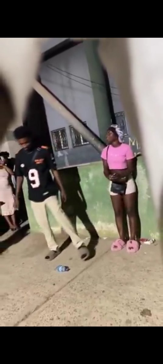 xkelvin___'s tweet photo. @Seunfunmi_mi As a man why you  go dey  kick water bottle after you hug woman..no aura 😅😅 https://t.co/b5eVcoUBl7