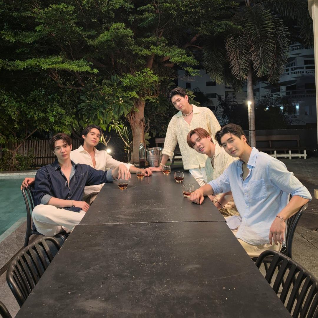 meen1310's tweet photo. Among handsome Phi-Phi pra-ek, there's one jiew who tried to blend into the group 🤭

🐢 🤙🏻
🦫 Miss you, P'Max
🌻 Enjoy kub

🔗 https://t.co/iTjiX1PZIn

#maxky_rp 
#maxkybas #แม็กกี้บาส
#FoureverYouProject https://t.co/V4PF3tSJmV
