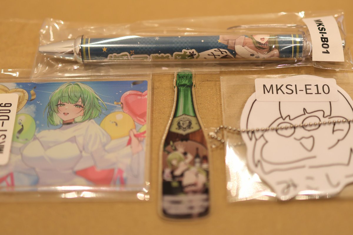 SSDEx_ba's tweet photo. 推しのウェブポン3種が到着！
折角なので以前のイベントのグッズと並べてみました
#御子柴泉
#御子柴泉ウェブポン https://t.co/9Ss551yjmN