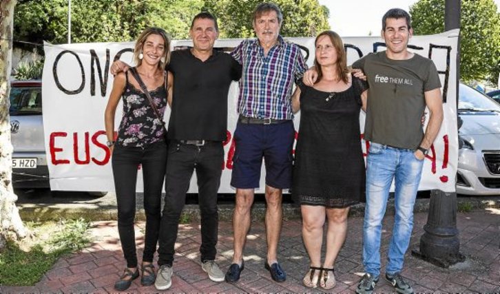 _Mamua's tweet photo. En 2018, Estrasburgo concluyó que los cinco no habían sido juzgados por un tribunal imparcial.
Pero ya habían pasado entre 6 y 6 años y medio en prisión.
En 2024, el Constitucional impidió que fueran juzgados otra vez. Quince años después, el caso quedó cerrado.
Ese es el funcionamiento más brutal del lawfare:
La rectificación llega cuando la cárcel ya se ha cumplido, los derechos políticos han sido anulados y el objetivo político está consumado.
Una sentencia puede reconocer la injusticia. Lo que no puede hacer es devolver los años robados.