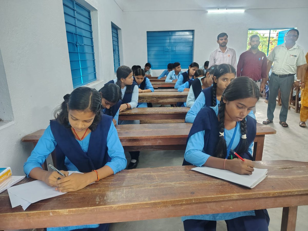 EasternRailway's tweet photo. 🎨✨ Students of Ramsundar Intermediate School enthusiastically participated in the Painting and Essay competitions organized by Malda Division of Eastern Railway ahead of the inauguration of the redeveloped Shivnarayanpur Railway Station. Through their creativity and thoughtful expressions, the young participants shared their vision of a modern railway station and reaffirmed their enthusiasm for contributing to the journey towards a Viksit Bharat.