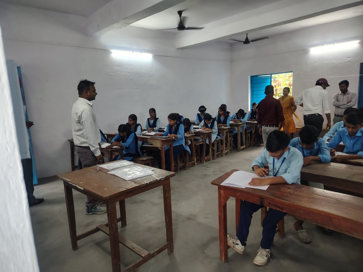 EasternRailway's tweet photo. 🎨✨ Students of Ramsundar Intermediate School enthusiastically participated in the Painting and Essay competitions organized by Malda Division of Eastern Railway ahead of the inauguration of the redeveloped Shivnarayanpur Railway Station. Through their creativity and thoughtful expressions, the young participants shared their vision of a modern railway station and reaffirmed their enthusiasm for contributing to the journey towards a Viksit Bharat.