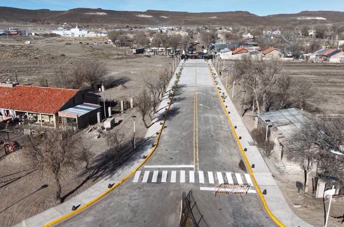WeretilneckOK's tweet photo. LAS OBRAS HABLAN DEL RÍO NEGRO QUE ELEGIMOS CONSTRUIR

Gobernar también es tomar decisiones. Y nosotros elegimos no detener la obra pública. Elegimos seguir invirtiendo en cada ciudad y en cada paraje porque sabemos que detrás de cada cordón cuneta, de cada escuela, de cada hospital o de cada red de agua hay familias que viven mejor y comunidades que tienen más oportunidades para crecer.

Por eso hoy Río Negro tiene 121 obras en 35 localidades, con una inversión de más de $25.945 millones de fondos propios. No porque las obras sean un fin en sí mismo, sino porque son la forma más concreta de igualar oportunidades y demostrar que para nosotros no existen municipios de primera ni de segunda.

Creo en una provincia que planifica, que administra con responsabilidad y que invierte donde hace falta, incluso cuando es más difícil. Ese es el compromiso que asumimos con los rionegrinos y que vamos a seguir sosteniendo: trabajar todos los días para que cada localidad tenga la infraestructura que necesita para desarrollarse.

Sabemos que falta. Pero también sabemos que este es el rumbo.