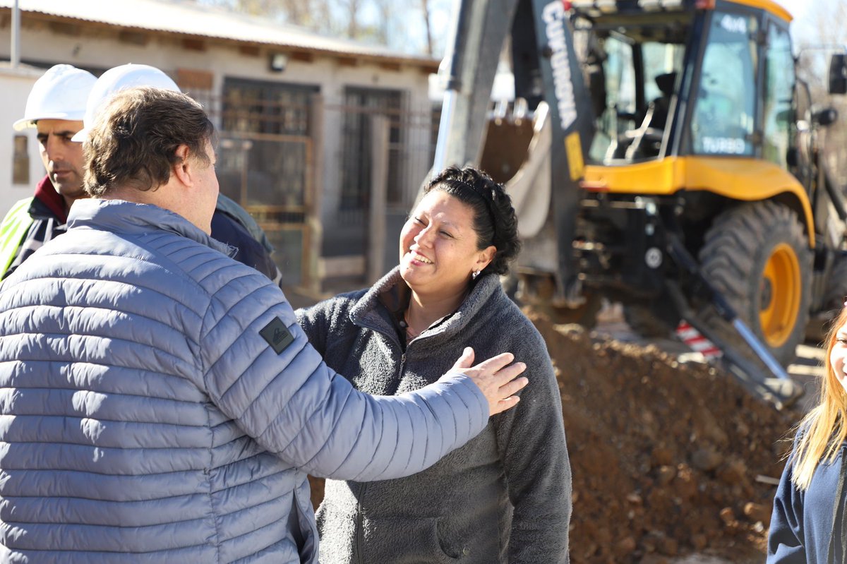 WeretilneckOK's tweet photo. LAS OBRAS HABLAN DEL RÍO NEGRO QUE ELEGIMOS CONSTRUIR

Gobernar también es tomar decisiones. Y nosotros elegimos no detener la obra pública. Elegimos seguir invirtiendo en cada ciudad y en cada paraje porque sabemos que detrás de cada cordón cuneta, de cada escuela, de cada hospital o de cada red de agua hay familias que viven mejor y comunidades que tienen más oportunidades para crecer.

Por eso hoy Río Negro tiene 121 obras en 35 localidades, con una inversión de más de $25.945 millones de fondos propios. No porque las obras sean un fin en sí mismo, sino porque son la forma más concreta de igualar oportunidades y demostrar que para nosotros no existen municipios de primera ni de segunda.

Creo en una provincia que planifica, que administra con responsabilidad y que invierte donde hace falta, incluso cuando es más difícil. Ese es el compromiso que asumimos con los rionegrinos y que vamos a seguir sosteniendo: trabajar todos los días para que cada localidad tenga la infraestructura que necesita para desarrollarse.

Sabemos que falta. Pero también sabemos que este es el rumbo.