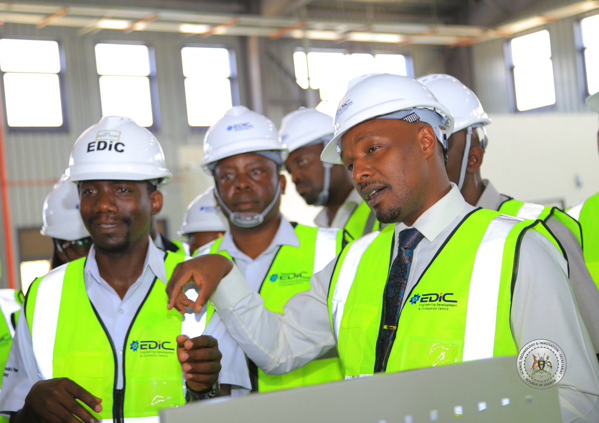 brianxgisha's tweet photo. At EDIC Rwebitete, Hon. Eng. Jonard Asiimwe Akiiki is doing what he does best.

#Omusumba
@ykyabalongo @job_matua @BavuleOfficial @KK_Mellon 
@iRaymondMugume https://t.co/ZF6OhX62vq
