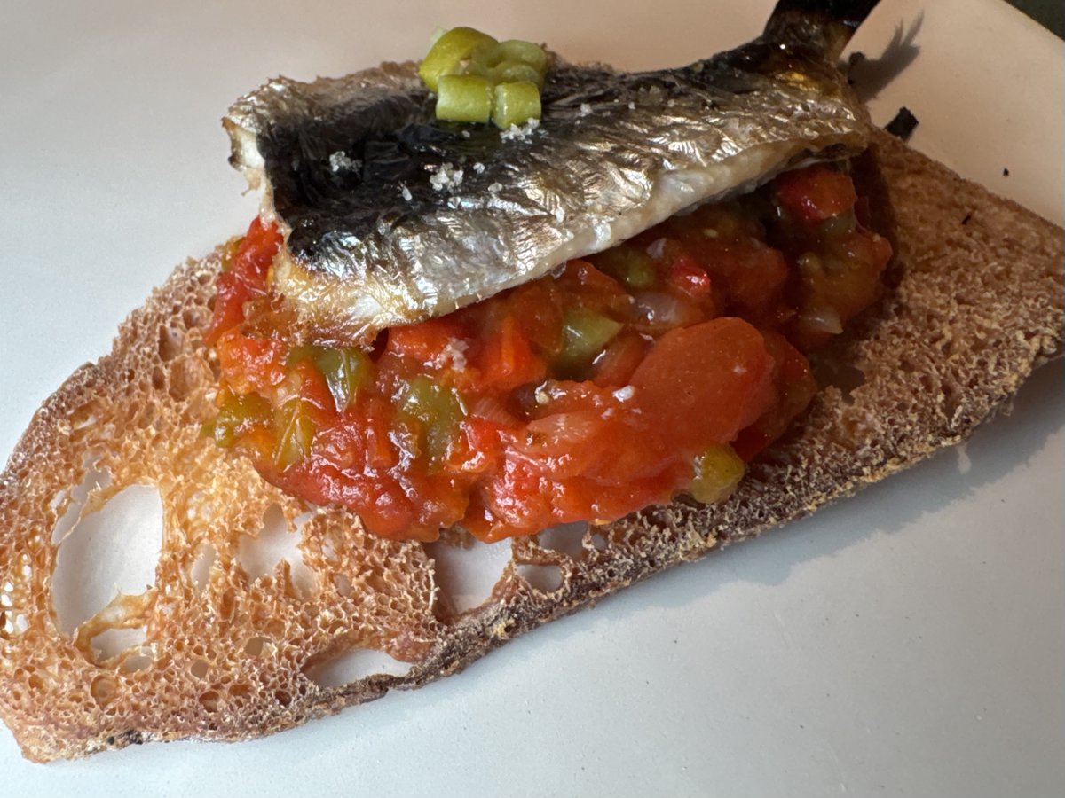 GASTROactitud's tweet photo. La crítica de esta semana: Restaurante Vereda (Ávila). Cocina joven, familiar, que respira libertad y temporadas. Escribe: @JCCapel 
https://t.co/7XJWIkoOys https://t.co/I39NcSMDyj