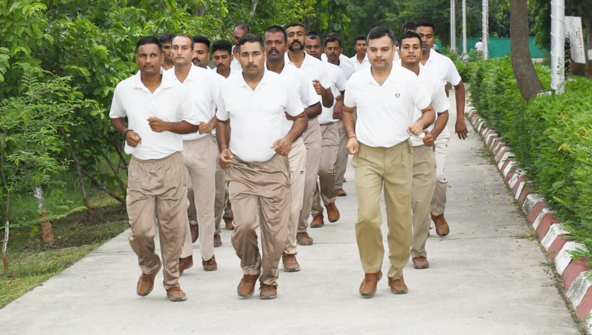 9BnSSB_INDIA's tweet photo. SSB, 9वीं वाहिनी मुख्यालय बलरामपुर में उपस्थित कार्मिक प्रतिदिन नियमित PT कर अपने शारीरिक एवं मानसिक कौशल को सुदृढ़ बना रहे हैं।
#SSB_INDIA #SSBFTRLUCKNOW #SSBSHQGKP
#Fitness
#PTParade
#BorderSecurity https://t.co/7BcsYrlKss