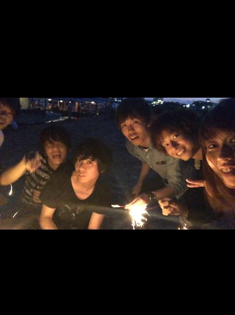 ryunosuke_eden's tweet photo. 8、9年ぶりだろうか…
うめさんと🍺

久しぶりに会って、いろんな話しをさせて頂きました

花が咲くのはやはり主に昔話

一緒にツアー周ったり、実家の屋上で星を見て語り合ったり、花火したり鵜飼観たり

ずっとこんな風に音楽できたらと思ってた
紛れもない青春の1ページでした

また会えてよかった https://t.co/6nRZXbqRn3