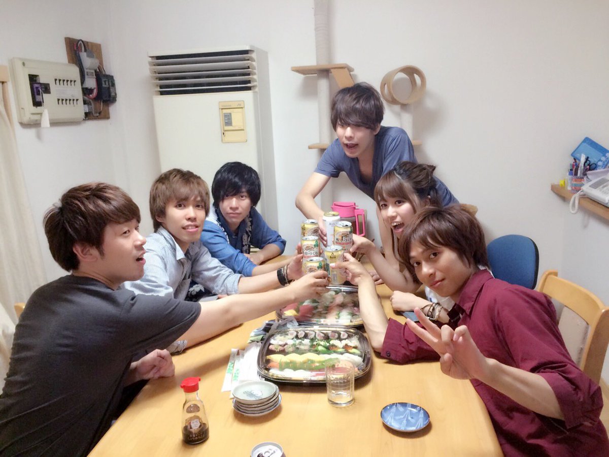 ryunosuke_eden's tweet photo. 8、9年ぶりだろうか…
うめさんと🍺

久しぶりに会って、いろんな話しをさせて頂きました

花が咲くのはやはり主に昔話

一緒にツアー周ったり、実家の屋上で星を見て語り合ったり、花火したり鵜飼観たり

ずっとこんな風に音楽できたらと思ってた
紛れもない青春の1ページでした

また会えてよかった https://t.co/6nRZXbqRn3