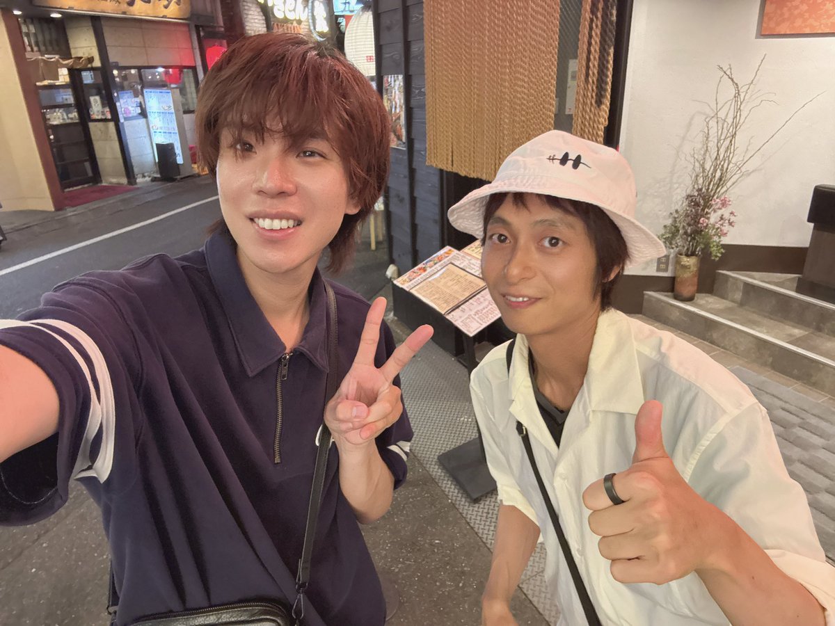 ryunosuke_eden's tweet photo. 8、9年ぶりだろうか…
うめさんと🍺

久しぶりに会って、いろんな話しをさせて頂きました

花が咲くのはやはり主に昔話

一緒にツアー周ったり、実家の屋上で星を見て語り合ったり、花火したり鵜飼観たり

ずっとこんな風に音楽できたらと思ってた
紛れもない青春の1ページでした

また会えてよかった https://t.co/6nRZXbqRn3