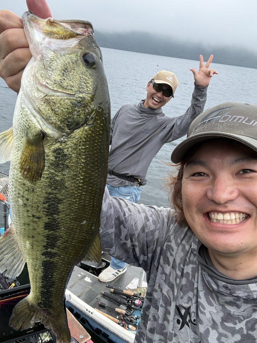 ryohei54285516's tweet photo. H1第2戦芦ノ湖🔥
ノーフィッシュ。
難し過ぎる。
でも何で勝ちたいか…!
そう考えた時、頭に思い浮かんだルアー!
ビーブルと戦った大会を僕は忘れない🤝
#bottomup
#woodenlab
#PR https://t.co/dgH9nCfB8L