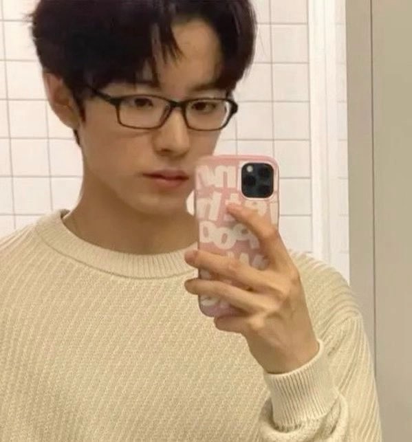 _ut0ku's tweet photo. ไอดอล                                     โอตะ https://t.co/3mnX4bp0cg