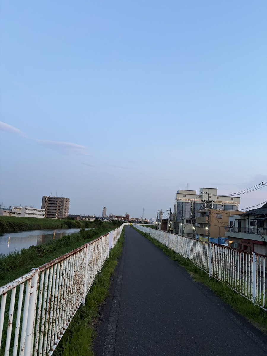 run44653's tweet photo. 膝の違和感もありで予定よりは行けませんでしたが暑さでダラダラ、グダグダで10キロ行っても良い汗かいたって思えるのか⁉️って考え始めたところで終了。
良いペースで終われたかな？って気持ちが残ればそれだけでもストレス軽減😌 https://t.co/Cb6ERb714r