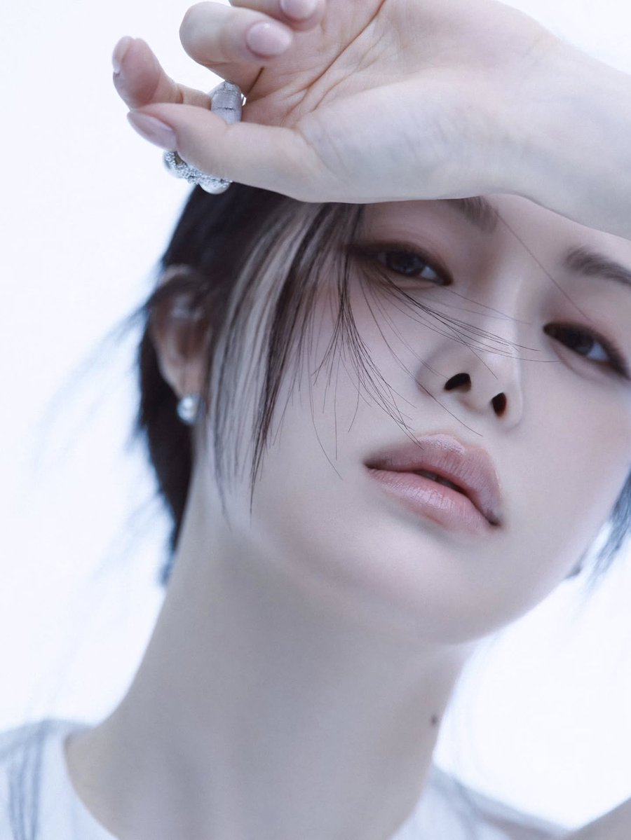 baaesongmin's tweet photo. 𝐵ening seperti kristal katanya. Membiarkan angin mendayu lembut melewati diriku. Suatu rok hitam yang agak mengembang dengan motif bunga-bunga aku kenakan dengan atasan putih, seorang 𝑝𝑢𝑡𝑒𝑟𝑖 𝑘𝑙𝑎𝑠𝑖𝑘; itu aku sekarang. https://t.co/bp1Qkkq1vv