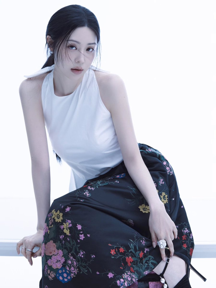 baaesongmin's tweet photo. 𝐵ening seperti kristal katanya. Membiarkan angin mendayu lembut melewati diriku. Suatu rok hitam yang agak mengembang dengan motif bunga-bunga aku kenakan dengan atasan putih, seorang 𝑝𝑢𝑡𝑒𝑟𝑖 𝑘𝑙𝑎𝑠𝑖𝑘; itu aku sekarang. https://t.co/bp1Qkkq1vv