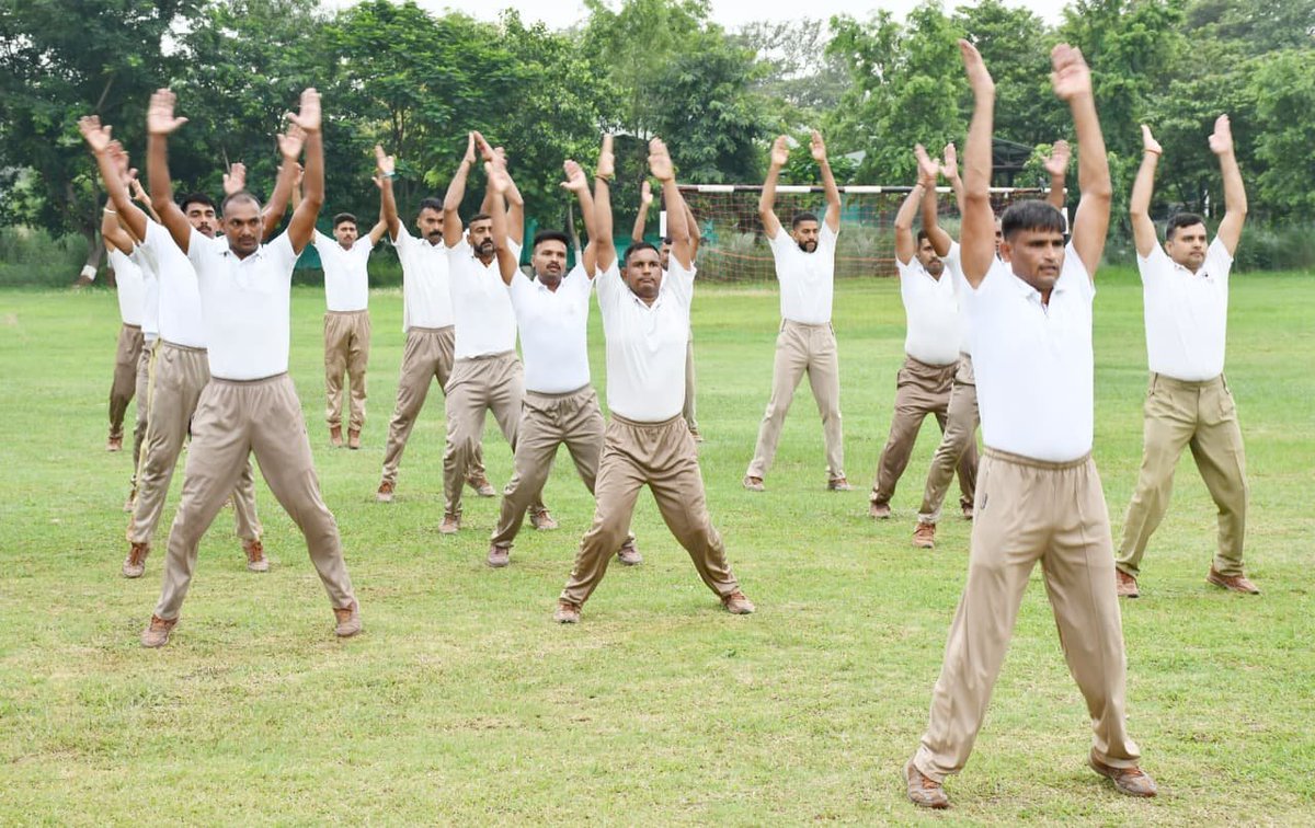 9BnSSB_INDIA's tweet photo. SSB, 9वीं वाहिनी मुख्यालय बलरामपुर में उपस्थित कार्मिक प्रतिदिन नियमित PT कर अपने शारीरिक एवं मानसिक कौशल को सुदृढ़ बना रहे हैं।
#SSB_INDIA #SSBFTRLUCKNOW #SSBSHQGKP
#Fitness
#PTParade
#BorderSecurity https://t.co/7BcsYrlKss
