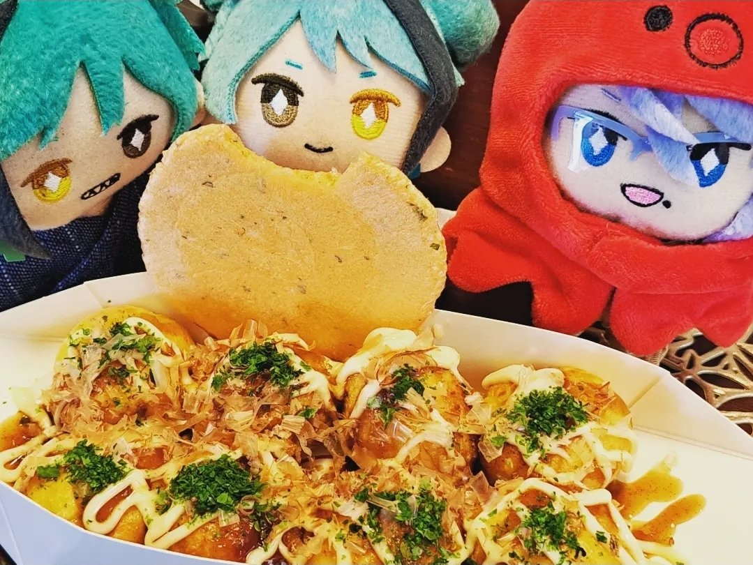 ougi0178's tweet photo. 先日のおうち縁日の時のぬい達(*´ω｀*)
アズぬいはたこ焼き屋さん盛り上げてくれたーっ🐙 ジェぬいは終始食べ物に興味津々!! フロぬいは金魚ちゃんが気になる様子でした♪
#ツイステぬい撮り部 https://t.co/XhtU0SOnmd