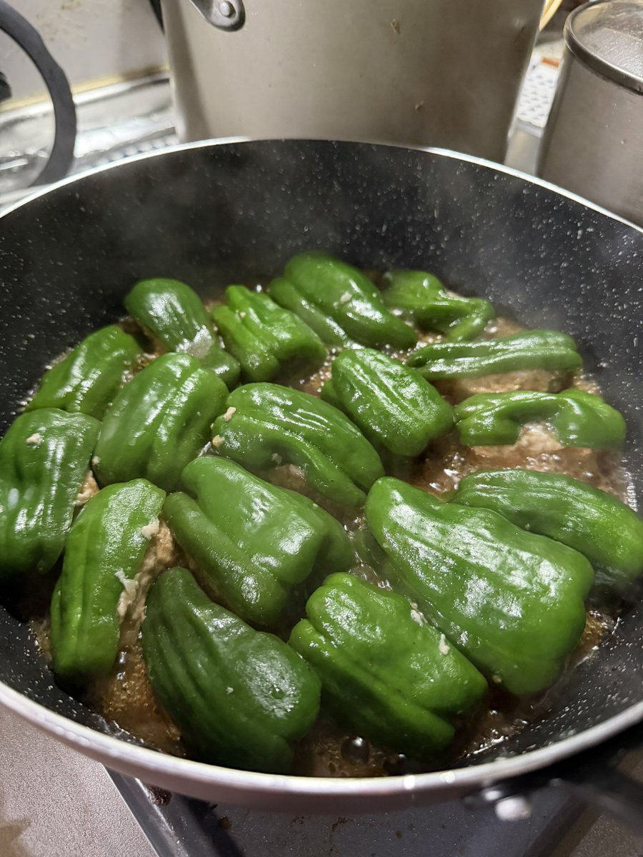 rihicoco's tweet photo. 今晩メシは

ピーマンの肉詰め
夕顔と鯖缶炒め

夕飯には出さないけど豚の角煮を作ったよ

豚の角煮と多めに作ったピーマンは冷凍して息子に送るよ～ https://t.co/TmDaGRA75D