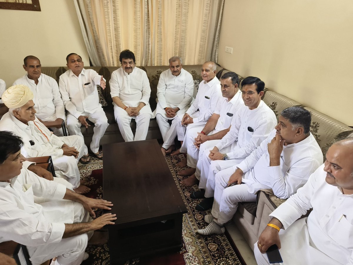 bishnoikuldeep's tweet photo. 1. आज जोधपुर जिले के निकटवर्ती गांव फिटकासनी में सरपंच श्री राव रिड़मल बाबल जी के स्नेहपूर्ण आतिथ्य में आयोजित जलपान कार्यक्रम में शिरकत करने का सौभाग्य प्राप्त हुआ। इसके पश्चात जोधपुर शहर में श्री मान महेंद्र जी, श्री लव कालवान जी एवं श्री राज ज्याणी जी के आवास पर आयोजित आत्मीय मिलन एवं जलपान कार्यक्रमों में सम्मिलित होकर समाज के प्रबुद्धजनों से विस्तृत चर्चा हुई।
इसके उपरांत गांव बिरानी ढाणी चौसीरा पहुंचकर भारतीय क्रिकेट टीम के प्रतिभाशाली खिलाड़ी रवि बिश्नोई जी की 105 वर्षीय पूजनीय दादी श्रीमती सुऊटी देवी के निधन पर गहरा शोक व्यक्त किया। शोकाकुल परिवार से मिलकर दिवंगत आत्मा को श्रद्धांजलि अर्पित की तथा ईश्वर से प्रार्थना की कि वे पुण्यात्मा को अपने श्रीचरणों में स्थान दें।🙏🏻

जोधपुर में ही शिक्षा के क्षेत्र में उल्लेखनीय कार्य कर रही बिश्नोई समाज की अग्रणी संस्था समराथल फाउंडेशन शिक्षा सदन, जोधपुर की निर्माणाधीन बहुमंजिला इमारत का भी अवलोकन किया। इस महत्वाकांक्षी परियोजना को देखकर अत्यंत प्रसन्नता हुई। शिक्षा के माध्यम से समाज के उज्ज्वल भविष्य का निर्माण करने का यह प्रयास निश्चित रूप से आने वाली पीढ़ियों के लिए प्रेरणास्रोत बनेगा।