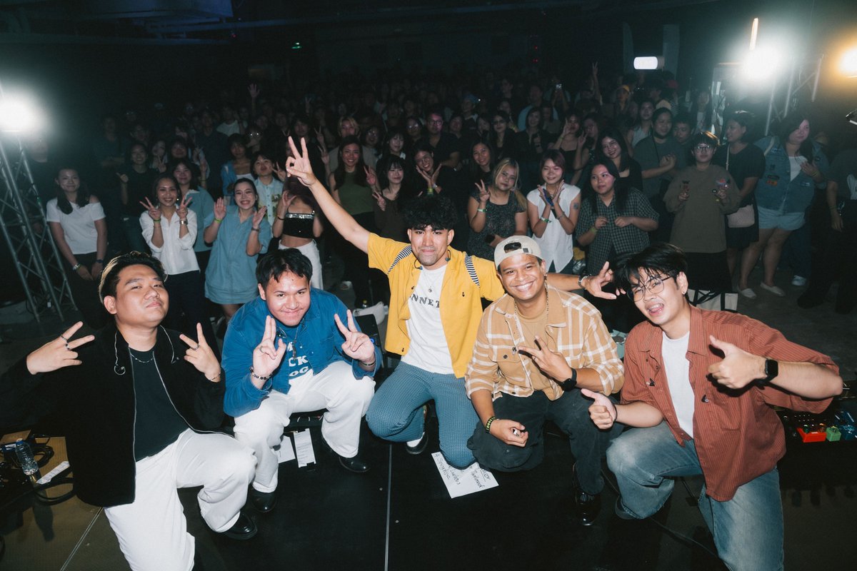 NNEWs_Uent's tweet photo. SPICYDISC จัดคอนเสิร์ต "SILHOUETTE PHASE 1"
กระแสตอบรับดีเกินคาด ยอดบัตรรันหมดในพริบตา
📌 https://t.co/ZKsYC5dUbF
#SILHOUETTELIVE #SPICYDISCxVOLUME #SPICYDISC
เปิดฉากความสนุกได้อย่างยอดเยี่ยมสำหรับงาน "SILHOUETTE PHASE 1 SPICYDISC x Volume Live House" คอนเสิร์ตไซส์ B จากศิลปินหลากหลายสไตล์ โดยในทุกสัปดาห์มาพร้อมไลน์อัปที่ทุกคนอยากชม ซึ่งออกสตาร์ทไปเมื่อวันศุกร์ที่ 10 กรกฎาคม 2569 ที่ผ่านมา ณ Volume Live House B Floor The Street รัชดา โดยเปิดด้วย Disc 001 กับศิลปิน Rare Item อย่าง ก้อ ณฐพล ศรีจอมขวัญ และ Chala Deen ที่กระแสแรงไม่มีแผ่ว จนบัตร SOLD OUT!! ซึ่งบรรยากาศภายในงานคึกคักไปด้วยแฟนเพลงที่ทยอยเข้าฮอลล์กันเพื่อไปรอชมศิลปินคนโปรดของพวกเขา และเมื่อไฟดับลงพร้อมด้วยเสียงดนตรีมาแทนที่ความเงียบ ด้วยโชว์จากศิลปินคนแรกกับ Chala Deen ศิลปิน Gen ใหม่น่าจับตามองจาก SPICYDISC ที่มาฝากเนื้อฝากตัวให้ทุกคนได้รู้จักเขามากยิ่งขึ้นกับเซ็ตลิสต์เพลงเพราะ ทั้งของเจ้าตัวเองและเพลงของศิลปินรุ่นพี่ที่นำมาโชว์ในวันนี้ ไม่ว่าจะเป็นเพลง Venus, l o v e, Love u a lot, หลอก, I think about u, Big boy, ถ้าปล่อยให้เธอเดินผ่าน, Hoo, Chala
ก่อนจะต่อเวทีให้กับศิลปินรุ่นพี่กับ ก้อ ณฐพล ศรีจอมขวัญ โซโลคอนเสิร์ตในรอบ 15 ปี! โดยครั้งนี้เขาก็ไม่ได้ทำให้แฟนเพลงผิดหวังเพราะขนเพลงจากอัลบั้มเดี่ยว และเพลงที่เคยได้ไปเป็นโปรดิวเซอร์มาโชว์แบบจัดเต็มให้หายคิดถึง ไม่ว่าจะเป็นเพลง ฉันหวังว่าฉันผิด, เฝ้ารอเฝ้าคอย, กรุณา ที่ทุกคนช่วยร้องกันอย่างพร้อมเพรียง, อีกครั้ง, สักวัน เพลงจากอัลบั้ม funk ที่ไม่ค่อยได้นำไปโชว์บ่อยนัก เป็นอีกเวอร์ชันที่เพราะไปอีกแบบ จากนั้นเป็นเซ็ตลิสต์เพลงที่ ก้อ ได้แต่งให้ศิลปินดัง ไม่ว่าจะเป็นเพลง แอบชอบ, จังหวะจะรัก, คิดมาก, แค่ได้พบเธอ เพลงจาก P.O.P และช่วงเวลาอันแสนพิเศษแบบนี้ ก้อ ยังได้นำเอาซิงเกิลที่หลังจากปล่อยออกมาก็ไม่มีโอกาสได้โชว์ที่ไหนกับเพลง หาก ที่ทุกคนช่วยกันร้องกันตั้งแต่ต้นจนจบเพลง ก่อนจะไปต่อกับเพลง ได้โปรดบอก ที่ขอหยิบเบสคู่ใจมาโซโลเพิ่มกรูฟให้กับโชว์ครั้งนี้มีสีสันยิ่งขึ้น ตามมาด้วยเพลง รักไม่ได้, เธอทั้งนั้น, หยุด, เธอจะเชื่อไหม ที่ขอลงมาร้องเพลงกับทุกคนแบบใกล้ชิด ก่อนจะปิดท้ายด้วยเพลง Encore กับเพลง คำที่ไม่อยากพูดเลย และ ได้ยินความรักบ้างไหม พร้อมกล่าวขอบคุณที่ทุกคนมาร่วมสร้างโมเมนต์ความมหัศจรรย์ร่วมกัน
นั่นเป็นเพียงโชว์แรกจากงาน "SILHOUETTE PHASE 1 SPICYDISC x Volume Live House" เท่านั้น เพราะโชว์ถัดไปยังมีทีเด็ดรออยู่ รีบคว้าบัตรด่วนก่อนหมดเกลี้ยงทุกรอบ! อย่างในรอบวันศุกร์ที่ 17 กรกฎาคม 2569 พบกับ 3 ศิลปินป๊อป Musketeers, Better Weather และ Purplecat ถัดมาในวันศุกร์ที่ 31 กรกฎาคม 2569 ศุกร์สิ้นเดือนพบกับ Sqweez Animal, Yented และ SHERRY ต่อเนื่องด้วยศิลปินนักเล่าเรื่องในวันศุกร์ที่ 7 สิงหาคม 2569 กับ Moving and Cut Feat. Greasy Cafe และ TWODAYS และปิดท้ายด้วยศิลปินที่ทุกคนคิดถึงในวันศุกร์ที่ 14 สิงหาคม 2569 กับ Lemon Soup, Ewery และ Nap A Lean โดยสามารถซื้อบัตรได้ทาง https://t.co/NQpT1E9I1d ในราคาซื้อผ่านเว็บไซต์รอบละ 450 บาท หรือหากใครอยากซื้อบัตรหน้าประตูก็สามารถซื้อได้ในราคา 600 บาท และคุ้มยิ่งกว่าคุ้ม! สำหรับแฟนพันธุ์แท้ที่อยากเหมาทุกโชว์ สามารถซื้อบัตรแพ็กเกจรวมได้ในราคาเพียง 2,000 บาท เท่านั้น