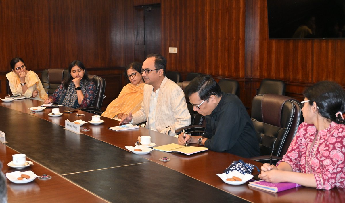 IDSAIndia's tweet photo. Dr Satyanjal Pandey @DrSatyanjal Chargé d'Affaires-designate of #India to #Pakistan called on DG @SujanChinoy @IDSAIndia for an exchange of views and also interacted with scholars.

@IndiainPakistan https://t.co/wtHz9znpEI