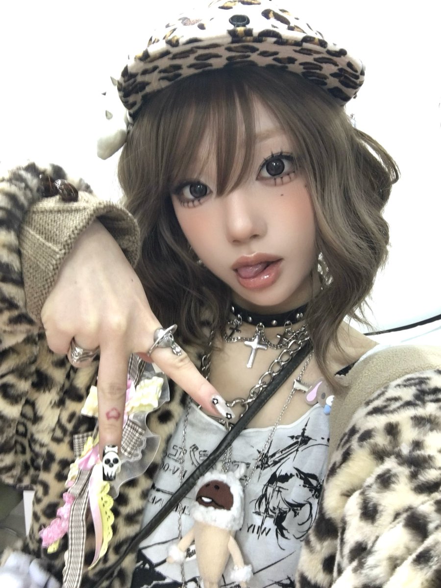mio2000414's tweet photo. 코리안 갸루 걸
#데일리룩 #블루레이디 #뷰티 https://t.co/h4rlsslZE2