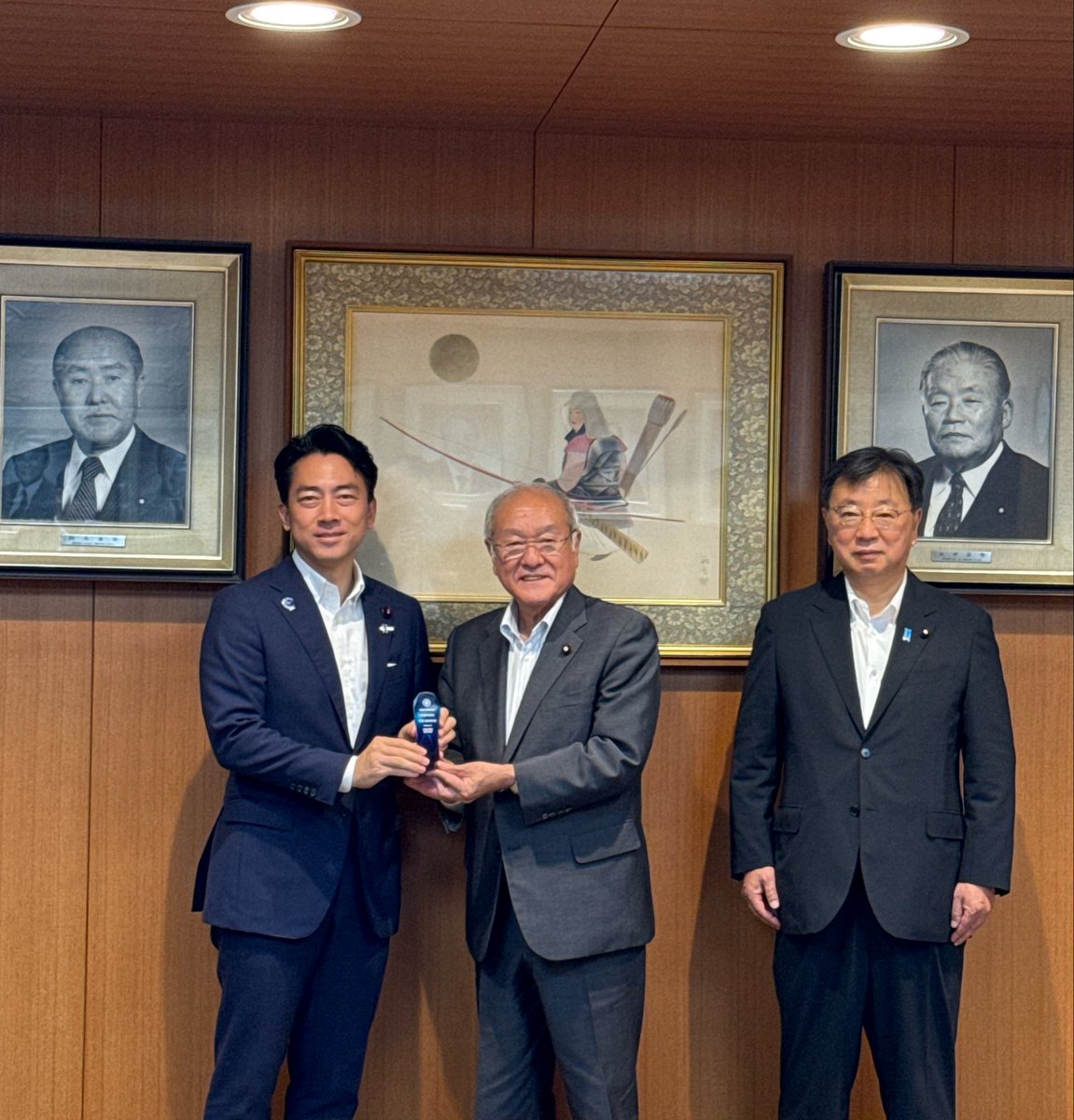 shinjirokoiz's tweet photo. 自民党の党勢拡大特別表彰で、高市総裁からのトロフィーを鈴木幹事長からいただきました。これは地元の支援者をはじめ、応援して下さっている皆さまのお陰。私の政治活動のエネルギーの源です。本当にありがとうございます！ https://t.co/LqLuBQVDrJ