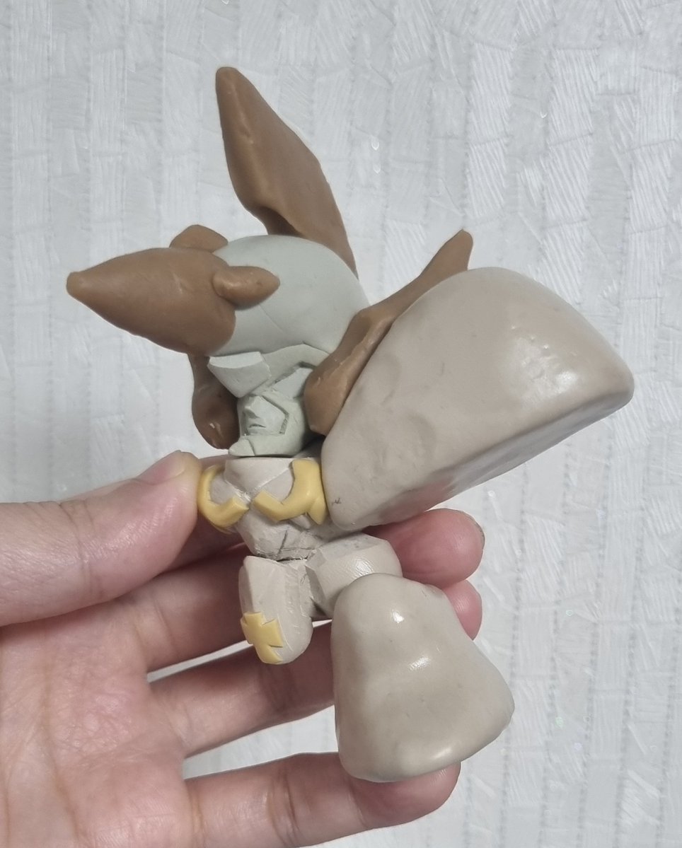 slime6758's tweet photo. 頭の方を作ってたエポパテ(クレオスの軽量エポパテ)が手に入ら無くて、油粘土のままですが、肩とか足の大きさはこれくらいですかね。^^
木部用エポパテで塊くっ付けただけですが。^^
足首の方は切ってちゃんと立てる出来るようにしないと。^^; https://t.co/eZ41gFHrLL