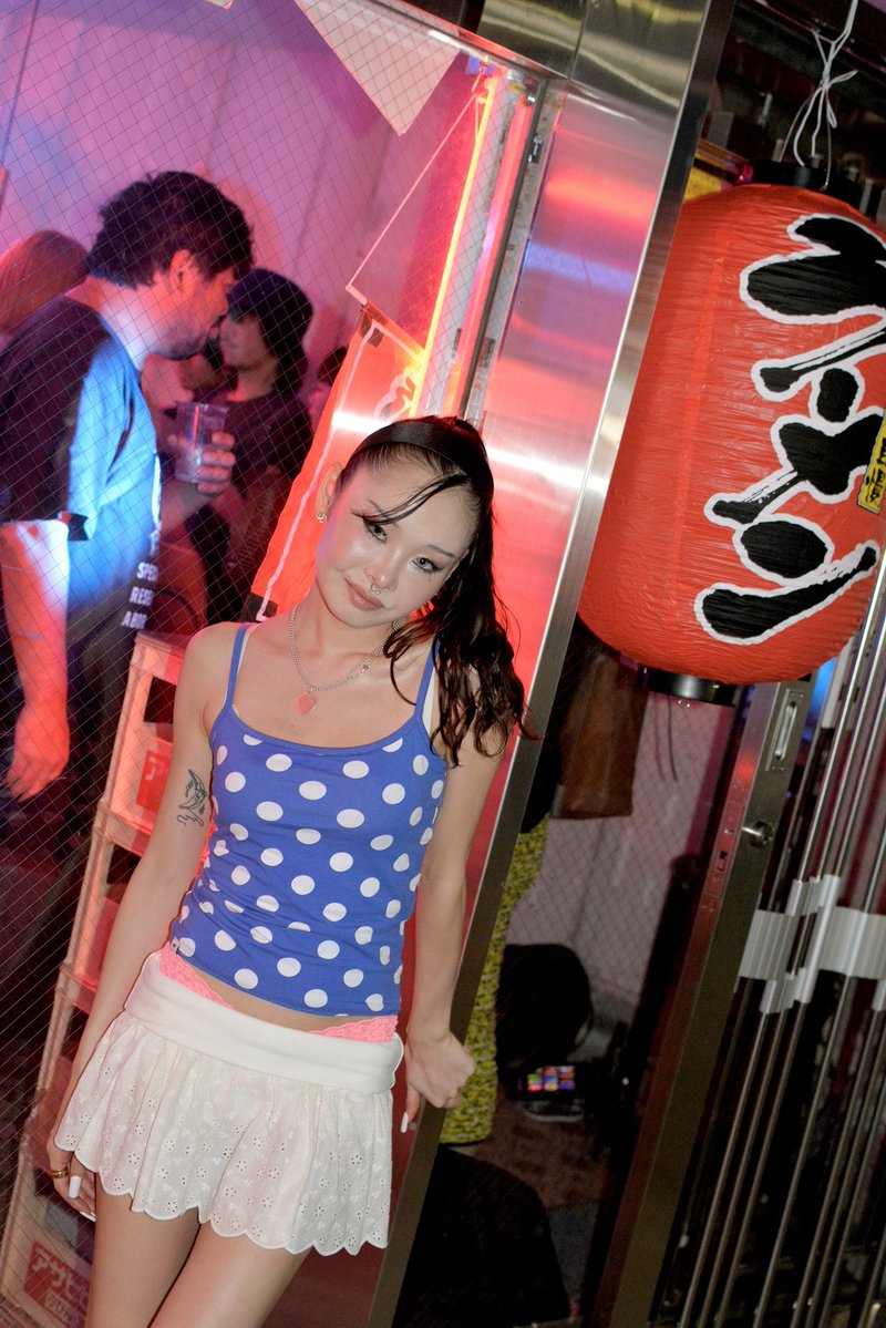 Droptokyo's tweet photo. tamanaramenによるイベント「RAMEN RAVE」が開催！「ザ・青皿」で行われたスペシャルな一夜に Droptokyo が潜入📸🍜
https://t.co/Jut0cretxy

姉妹ユニット tamanaramen (玉名ラーメン) は、7月11日(土)に「ザ・青皿」にて「RAMEN RAVE」を開催🪩 中華料理店で行われた本イベントは、ラーメン一杯で入場できるユニークなスタイルで、音楽やファッション、フードカルチャーを愛する人々が集結🍜🎶 ラインナップには、東京を拠点に活動する Sonia Lagoon のほか、ecec や N² 、日本のクラブカルチャーを長年牽引してきた DJ Quietstorm まで多彩なアーティストが出演。さらに、JUN INAGAWA 、Yuka Mizuhara 、YOSHIROTTEN らも来場し、会場を盛り上げた✨ 町中華を舞台に、食と音楽、そして多彩なカルチャーが交差する一夜。tamanaramen が生み出すボーダーレスなムードを Droptokyo がお届けする👀💞

#tamanaramen  #theaozara  #partysnap #droptokyo