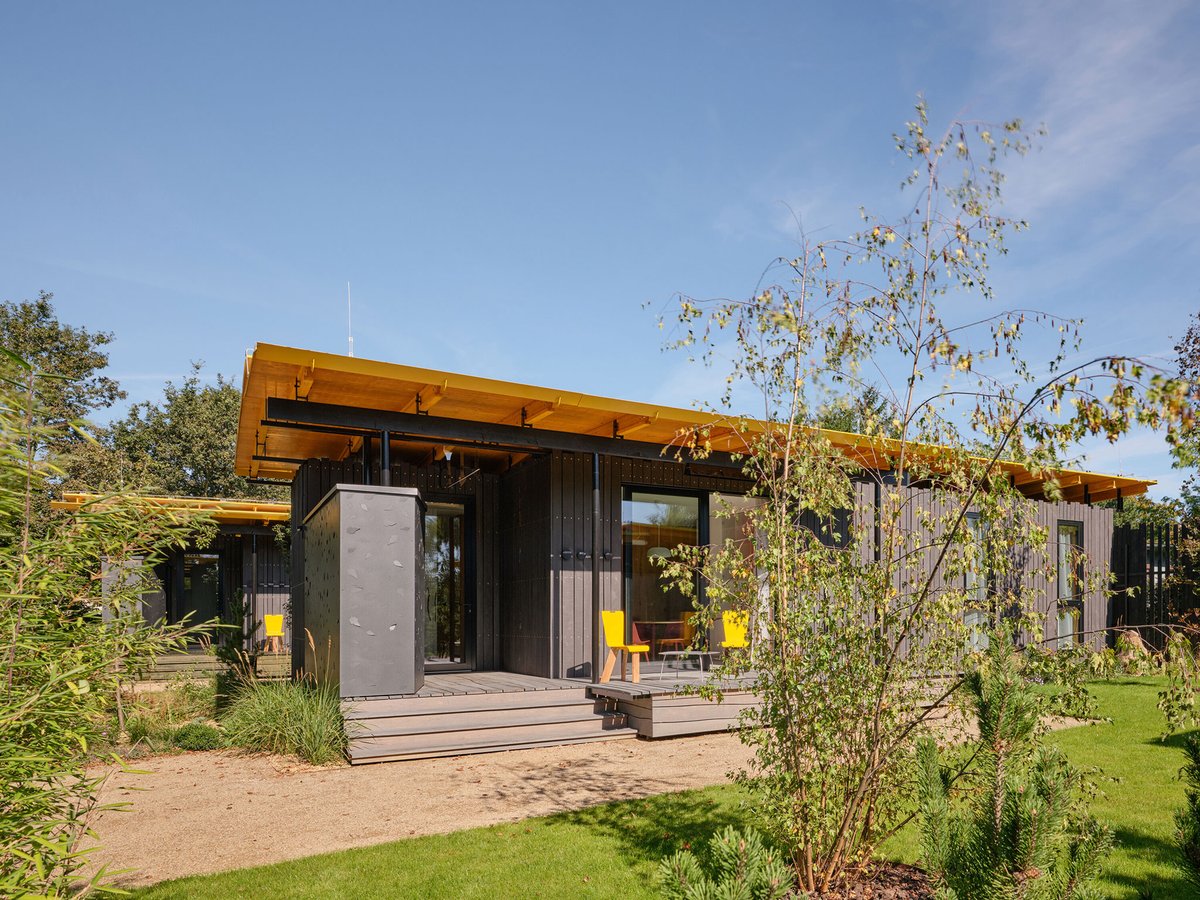 METALOCUS's tweet photo. El conjunto de viviendas-estudio Bee house proyectado por Zlesart,  emergen de entre el paisaje Checo de Ždírec nad Doubravou. Este  proyecto se implanta en un antiguo vertedero de fundición, transformado  por la familia Novák, años más tarde, en un complejo natural.
https://t.co/0NI4Y9BzQW
The Bee house studio-home complex by Zlesart
https://t.co/Qx4mQZjHiJ