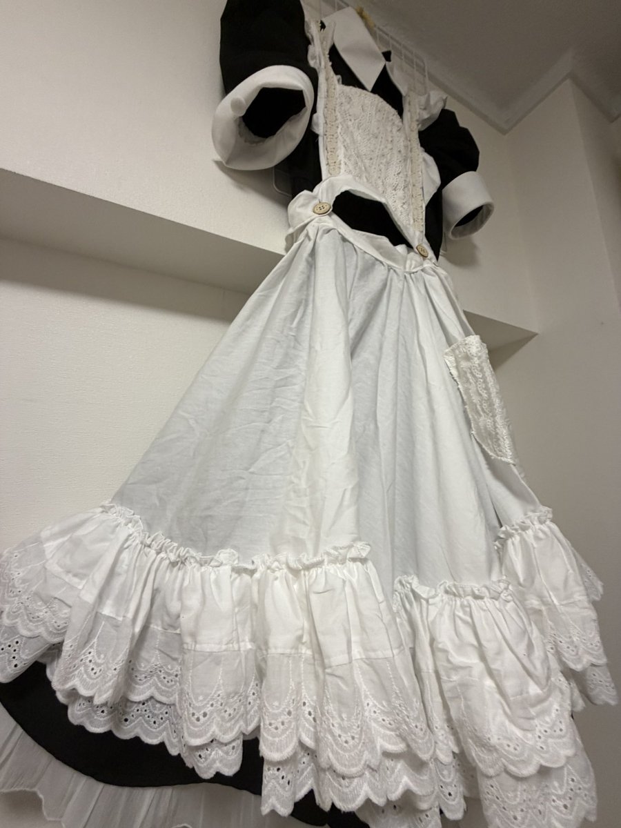 tea_na_chan's tweet photo. そういえば制服のお話。
レース作家の27-nina-様(@ninanina0817 )による「全円フリルエプロン」が仕上がりました！
すんごい重量にボリューム。
大満足です！スカートの丈にもちょうどいい！
なにより27様の作品は丸洗いできる！最高！
27様「もう作らん」←相当大変だったらしい
ありがとうございます https://t.co/InepONUg1T