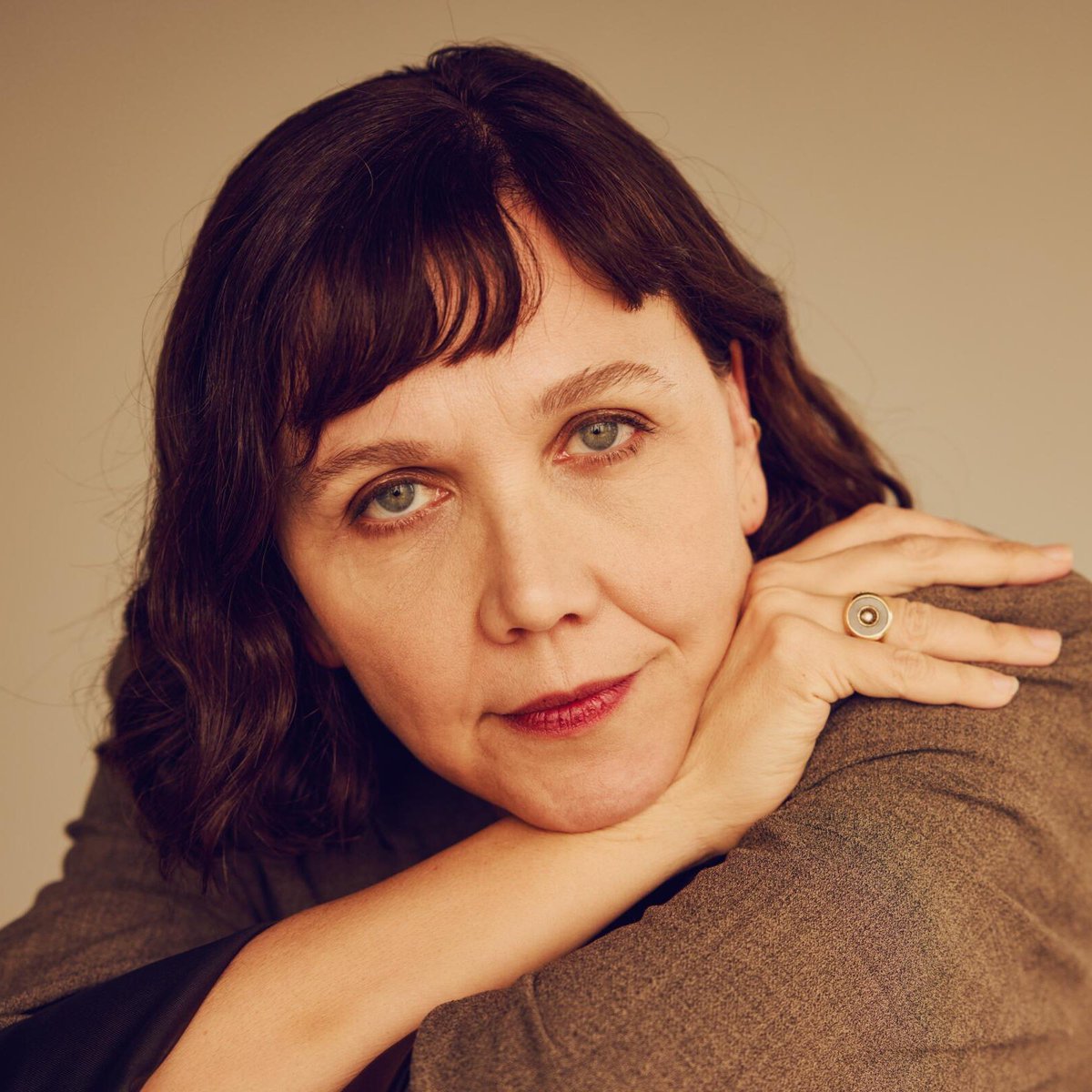DJNewsBRA's tweet photo. 🚨| Dakota Johnson irá estrelar curta-metragem dirigido por Maggie Gyllenhaal, 'Flesh Impact' ao lado de Ellen Burstyn.  

O Festival de Cinema de Veneza irá celebrar a trajetória da carreira da atriz Ellen Burstyn com um Golden Lion. O prêmio será entregue na exibição de Flesh Impact.

🎬 Resumo da produção:
"Dedicado a Marilyn Monroe, o filme traz mais uma atuação extraordinária da atriz, mostrando seu talento incomum como intérprete. O elenco do filme também inclui Peter Sarsgaard e Sepideh Moafi. Johnson interpreta Monroe no auge de sua fama, enquanto Burstyn interpreta uma versão de Marilyn que o mundo nunca teve a chance de ver."

🔗https://t.co/5OSnt5Rv7S