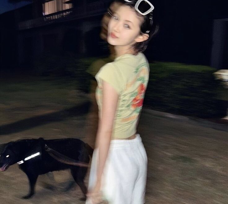 modaniglobal's tweet photo. Danielle with her Dog 🖤

#다니엘 #DANIELLE #ダニエル https://t.co/WZAwEuJMT2