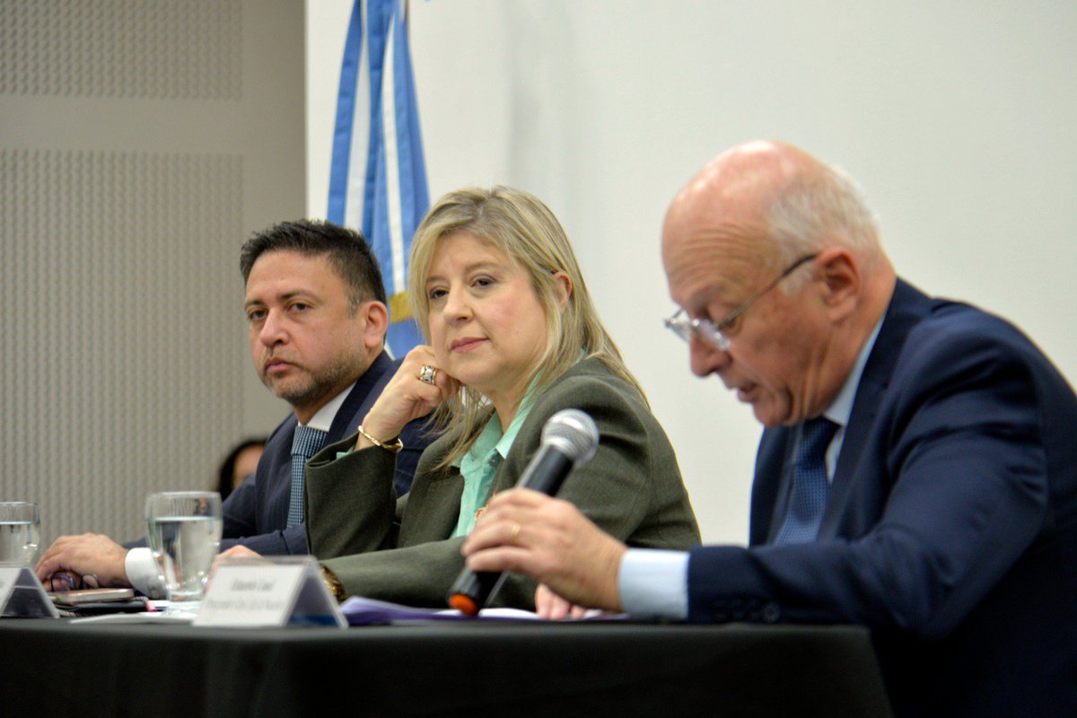 AleMonteoliva's tweet photo. La investigación penal, la política migratoria y la seguridad no pueden trabajar por separado.

Ayer, junto al Procurador General de la Nación, Eduardo Casal, encabezamos la jornada "Seguridad, Migraciones y Justicia: desafíos para la coordinación institucional" para seguir fortaleciendo la coordinación y el intercambio de información entre quienes investigan, controlan nuestras fronteras y aplican la ley.

Ese es el camino para proteger a los argentinos.
