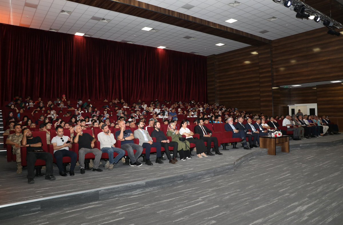 vanbuyuksehirbb's tweet photo. 1071 Malazgirt Zaferi'nin izleri bilimsel veriler ışığında ele alındı

 Kültür, Sanat ve Sosyal İşler Dairesi Başkanlığımız tarafından düzenlenen konferansta, Prof. Dr. Adnan Çevik, Malazgirt Savaş Alanı'nda yürütülen bilimsel çalışmalar ve yeni bulguları katılımcılarla paylaştı.

Tarihimize ışık tutan bu anlamlı programa katkı sunan hocamıza ve katılım sağlayan tüm misafirlerimize teşekkür ederiz.