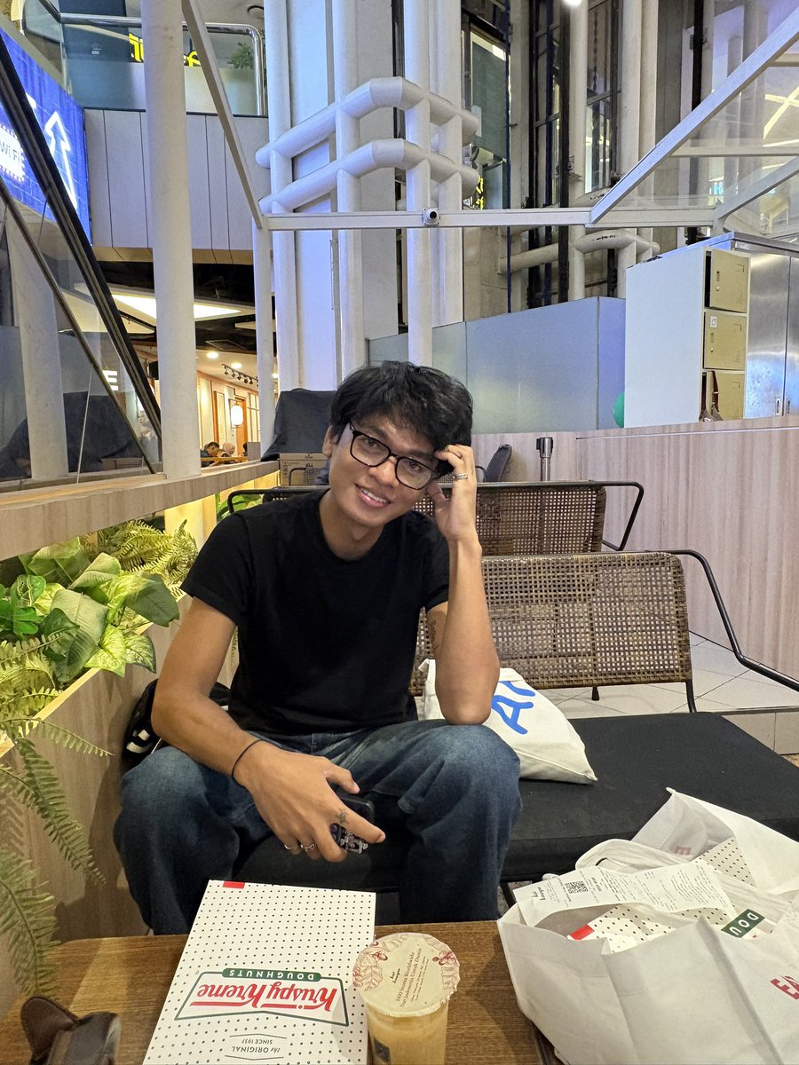 masnonchalant's tweet photo. Happy Birthday 🎂🎉🎊 
new age
new iP
and new bf?
Ga dulu kalo bf…🌈
#mlm #gayjakartaselatan https://t.co/EJLvBKmDrJ