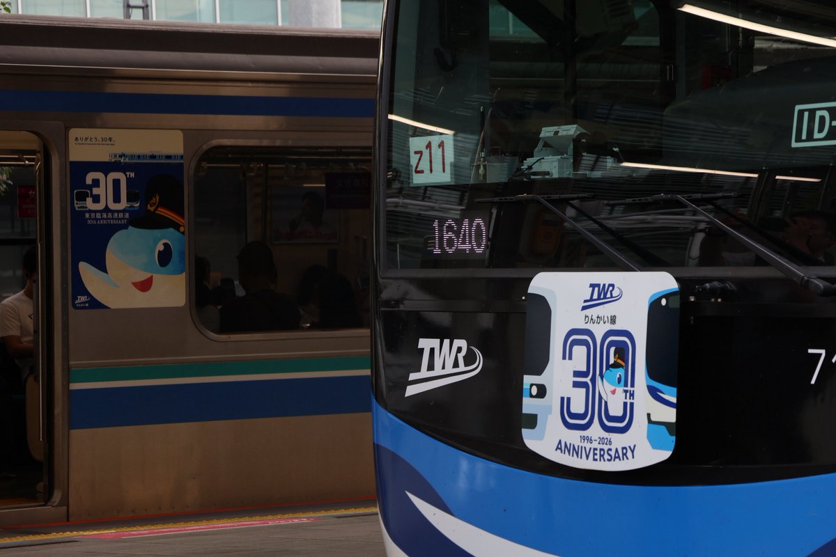 tjmin2008's tweet photo. りんかい線30周年のラッピング車と記念ヘッドマーク車が並んだ！ https://t.co/InR8Cedyg0