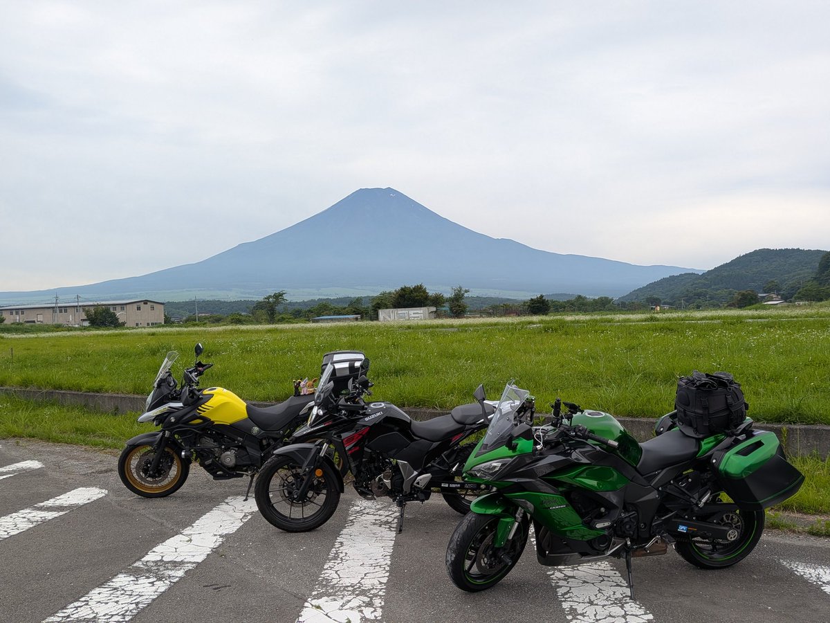 EVstrom2891's tweet photo. 2026.7.12
たかたかさん・mayiさんと富士山の東側と道志みちにツーへ〜🏍️💨
三国峠・道志みち・オギノパン・BBさん・河口湖を巡りフジヤマも綺麗でした！🗻☕✨
#vストローム #忍千 #バイク乗りと繋がりたい #ツーリング #富士山  
#bikersbakery #河口湖 https://t.co/2M77F5DoUT