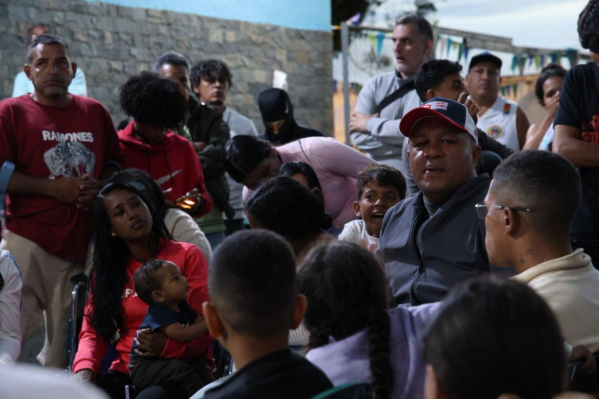 mincomunas_ve's tweet photo. ¡La organización del Poder Popular consolida la tranquilidad, el compromiso y el buen vivir de las familias! 🤝🏠
#PoderPopular #ElJunquito https://t.co/6bHoVccfUx