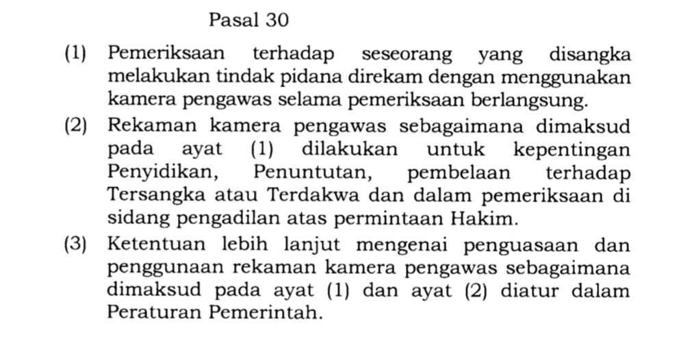 CiptaBuana_'s tweet photo. Tahu gak kalian...,

Ada salah satu pasal dalam KUHAP baru yang bisa melindungi kita dari penyiksaan polisi pas di-Interogasi.

Saya perkenalkan:

Pasal 30 KUHAP Baru.

Intinya, saat lu di periksa, penyidik harus menyiapkan kamera pengawas selama pemeriksaan berlangsung.

Funsinya apa?

Selain mencegah penyiksaan terhadap tersangka, rekaman ini juga bisa jadi bukti kalau ternyata keterangan lu di berita acara dibelok-belokin sama penyidik biar lu keliatan salah

Bayangin aja kayak adegan interogasi di film-film Amerika yang selalu ada kamera pengawasnya itu. 

Gimana, merasa aman gak kalian dgn ketentuan ini?