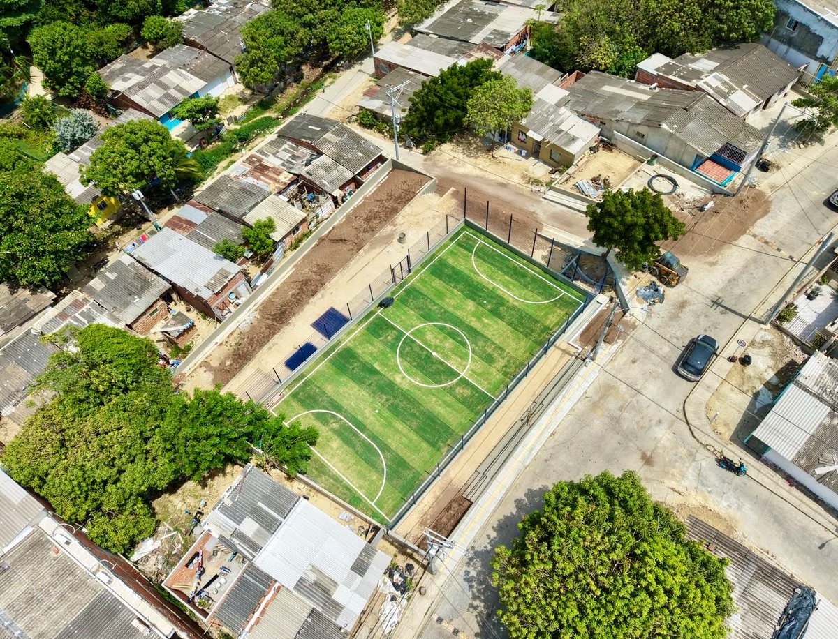 AnaMariaAljure's tweet photo. Donde antes había espacios olvidados, hoy estamos construyendo lugares de encuentro, para hacer deporte y compartir. ❤️🛝🌱

Ese es el cambio que estamos llevando a 📍La Esmeralda y a cada rincón de #Barranquilla. ✨Una nueva cancha ya toma forma en el suroccidente de la ciudad. Cerca de 1.000 m² que muy pronto serán el punto de encuentro de cientos de familias, con gimnasio al aire libre, senderos, zonas verdes y más espacios. 🙌🏻Desde la @alcaldiabquilla seguimos transformando lugares que antes estaban abandonados en espacios que hoy construyen bienestar, comunidad y oportunidades para nuestra gente. #NoParamos 🚧