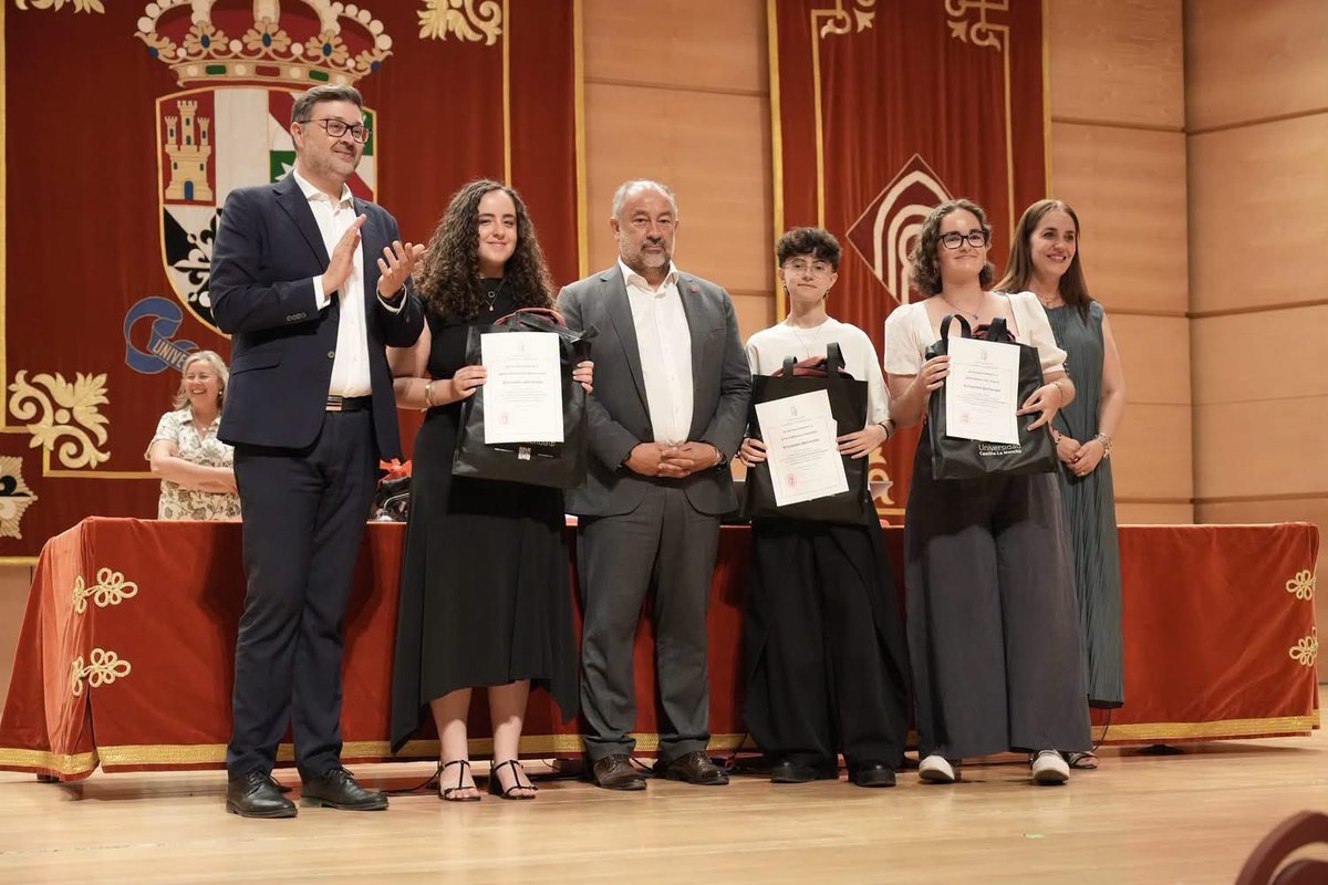 PsoeMota's tweet photo. 👏🏼🥇Enhorabuena a Marta Fernández Manjavacas por el merecido reconocimiento recibido por alzarse con el Primer Premio en la modalidad de Diseño Gráfico de la X Olimpiada Filosófica de Castilla-La Mancha📚🖊️ https://t.co/KW0OJjvQLN