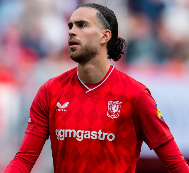 RoodWitRadar's tweet photo. 🇩🇿 Eerste bod van  #FCTwente op Ramiz #Zerrouki ligt onder de vraagprijs van #Feyenoord. Speler en club zijn er al uit, De bal ligt nu bij de clubs om tot een akkoord te komen.

⏳ Een totaal akkoord wordt deze week verwacht. https://t.co/WuB19Nb3DJ