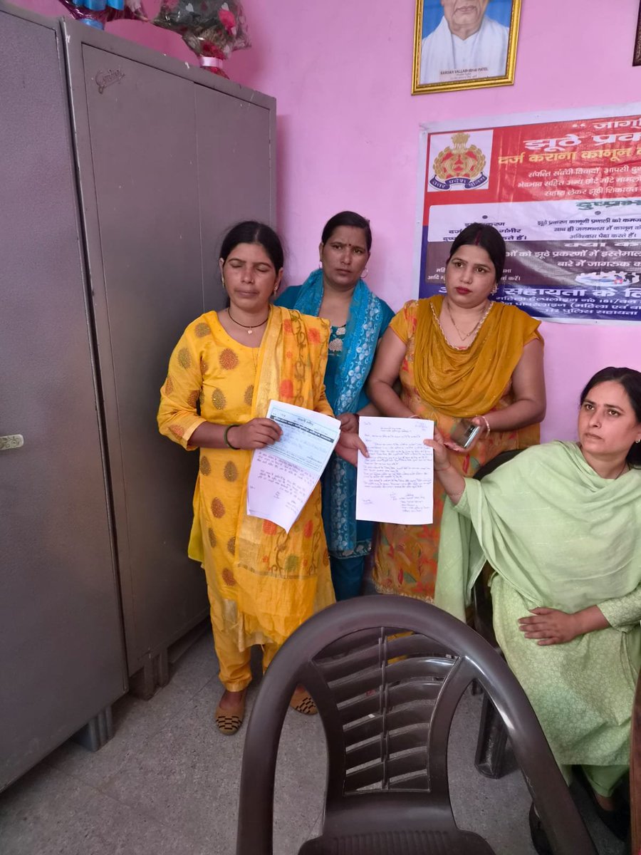 atraulikhaber's tweet photo. मुकीमपुर थाना क्षेत्र के गांव बडेसरा में तीन बहनों के माता-पिता द्वारा प्राप्त घर पर दो लोगों ने जबरन कब्जा कर लिया। आरोपीयों ने ताला तोड़कर सामान रख लिया और विरोध करने पर गाली-गलौज कर जान से मारने की धमकी दी। 
पुलिस कोई कार्रवाई नहीं कर रही है।
@aligarhpolice @Uppolice @dgpup https://t.co/Tj6br3EYwR