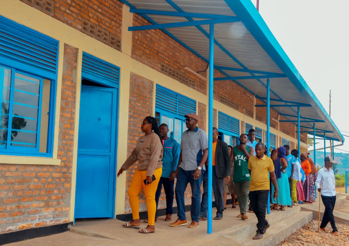 GatsiboDistrict's tweet photo. @RwandaLocalGov @RwandaEast @muhaziyacu @BTN_Rwanda @RichardGasana @sekanyangeJL @MUKAMANAMarcel1 @RwandaYouthArts @radioishingiro @RadioNyagatare Hatashywe ibyumba by'amashuri 42, ubwiherero 96 n'amashuri y'inshuke 3, n'amavuriro y'ibanze 4 byubatswe mu mirenge itandukanye.
@Rwanda_Edu 
@NESA_Rwanda 
@Rwanda_Child
@RwandaHealth https://t.co/cWkWEIFIj1