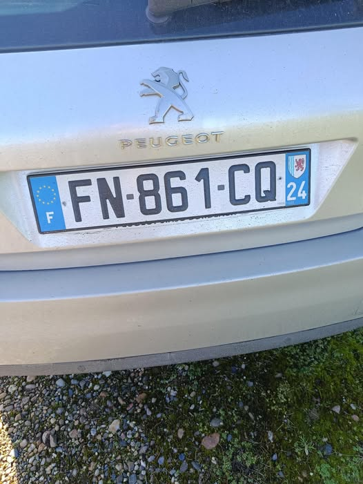 BRINDILLE851's tweet photo. Pascale Glanes

Je vous demande de partager au maximum ce message.
Vendredi entre midi et deux sur la commune de Gontaud de Nogaret (47) deux individus se sont présentés chez nous. Voyant qu’il n’y avait personne, ils se sont garés sur un parking privé de l’autre côté de la route.
Heureusement ils ont été vus par un automobiliste qui a pu les décrire : blancs et barbus. Ils se déplacent à bord d’une Peugeot grise 308 (fausse plaque d’immatriculation FN861CQ immatriculée dans le 24).
Nous avons pu intervenir rapidement à deux mais ils avaient déjà défoncé une porte et se trouvaient dans la maison à explorer.
Ils nous ont gentiment fait un doigt d’honneur lorsqu’ils ont pris la foudre d’escampette.
La gendarmerie nous alerte sur les pratiques de ces individus qui agissent beaucoup en ce moment.
Soyez vigilants et faisons tourner les infos.