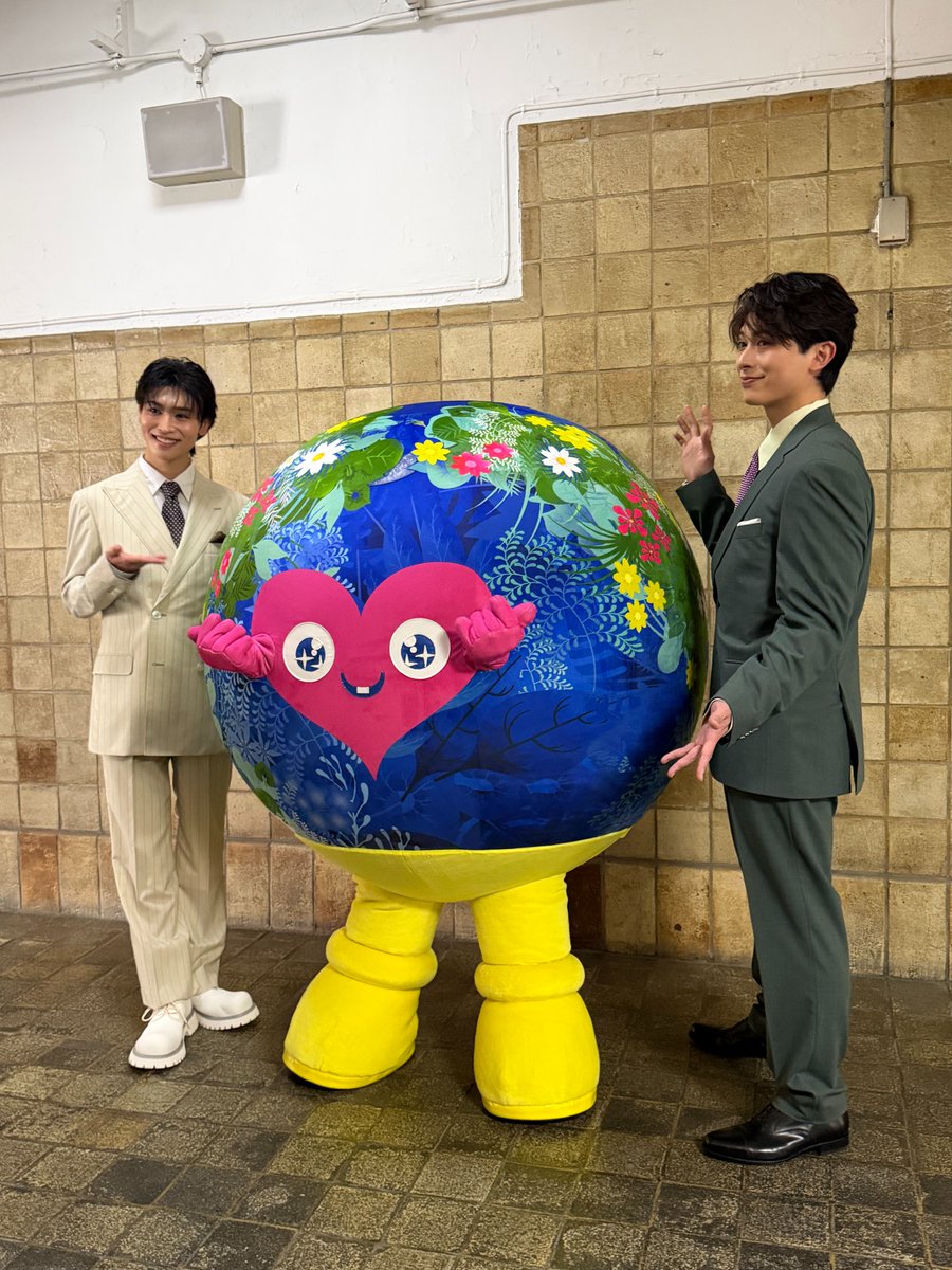 ama_official01's tweet photo. 【砂川脩弥】
本日、2027年3月に開幕する国際園芸博覧会
「GREEN×EXPO 2027 神奈川県 オリジナルミュージカル制作発表会見」に登壇させていただきました！

ミュージカル映像版『Vibrant INOCHI』（バイブラント・いのち）に劇中のデュオユニット「CO2」で出演させていただきます！！👏

脩弥と「GENIC」増子敦貴くんとのオフショットになります！
公式マスコットキャラクターのトゥンクトゥンクちゃんも一緒にね！

そしてなんと、劇中のデュオユニット「CO2」がGRe4N BOYZさんに手掛けていただいた『Vibrant INOCHI』の主題歌『星の子』を歌っていることも解禁されました！✨
公式HP: https://t.co/qU5omnX0lF

是非お聴きになって、元気になっていただければと思います！
世界中のみんなに届くといいなぁ～

ByマネージャーH爺

#マネージャー日記
#エイベックス・マネジメント・エージェンシー
#砂川脩弥
#増子敦貴
#GREENxEXPO2027
#VibrantINOCHI
#星の子