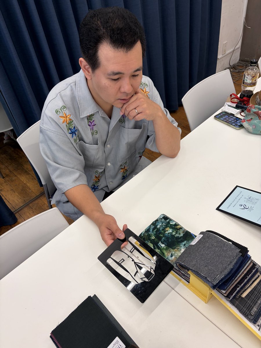 nopunchmatsuo's tweet photo. 本日、新しくスーツ作るので
採寸したり生地を選んだりしたのですが
うちのエースのおじさんは
金持ち過ぎて恥知らずになった人専用みたいな生地に夢中になっており
ノーパンチとっても不安です
金持ちではないのでノーマル恥知らずの可能性も出てきております https://t.co/r2gM4c7KB7