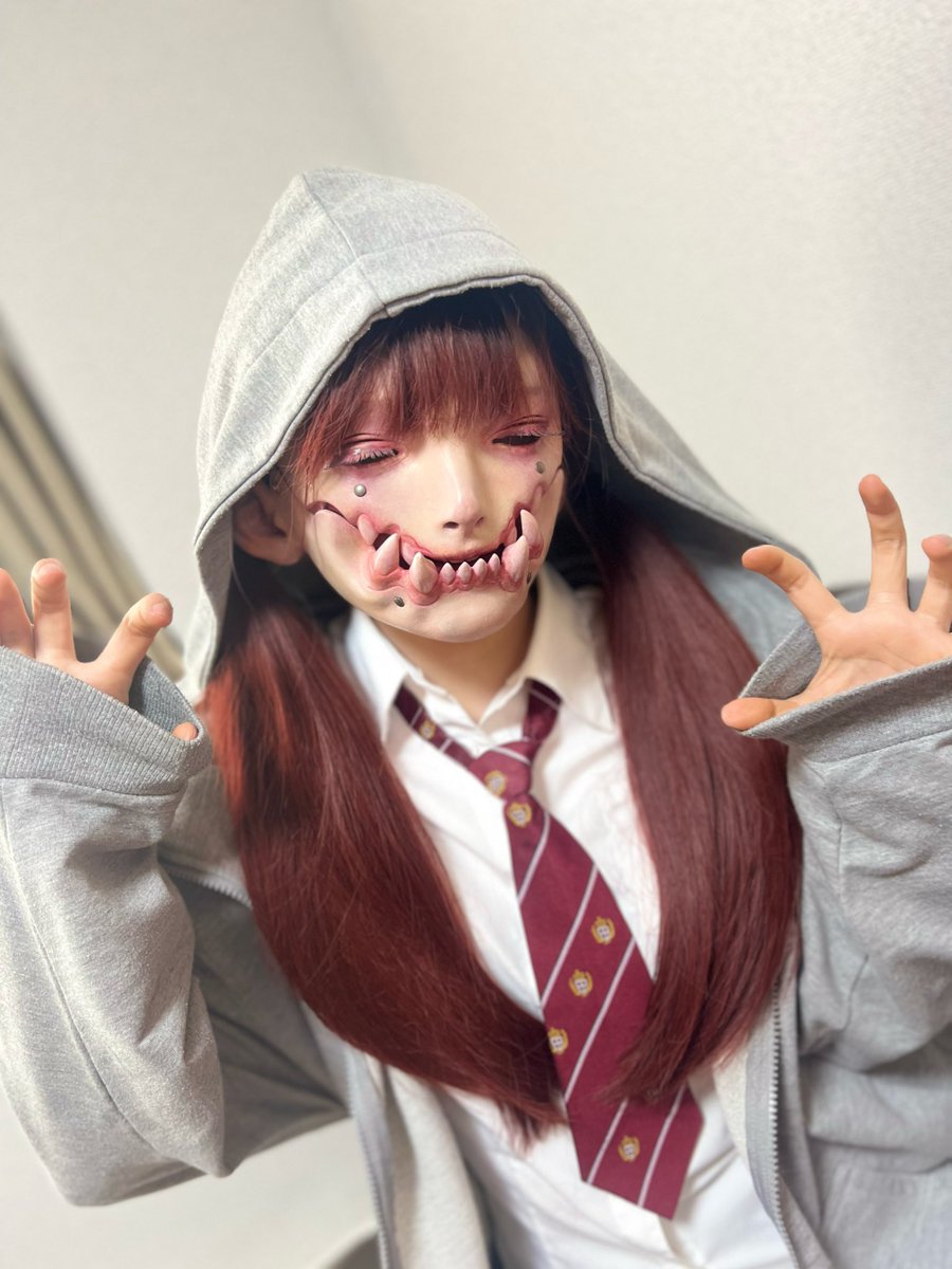 Laila_1108's tweet photo. グレーパーカー！

In Japan, some people like to customize their school uniforms… even demons do too! 👹 Rawr!
#牙面  #ArtMask  #MonsterMask https://t.co/Djfqp2b1QO